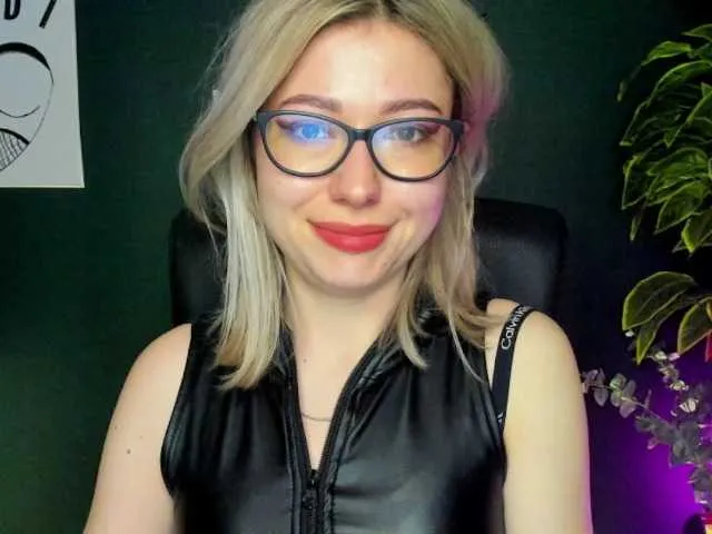 Live sex webcam photo for xxHeidiLove #290851811