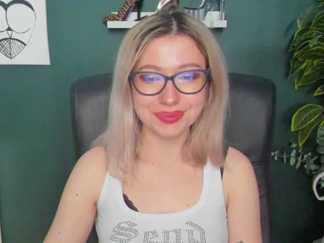 Live sex webcam photo for xxHeidiLove #291136316