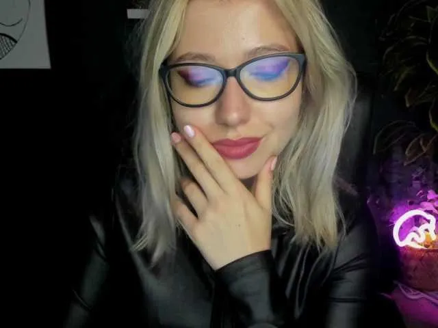 Live sex webcam photo for xxHeidiLove #291236529