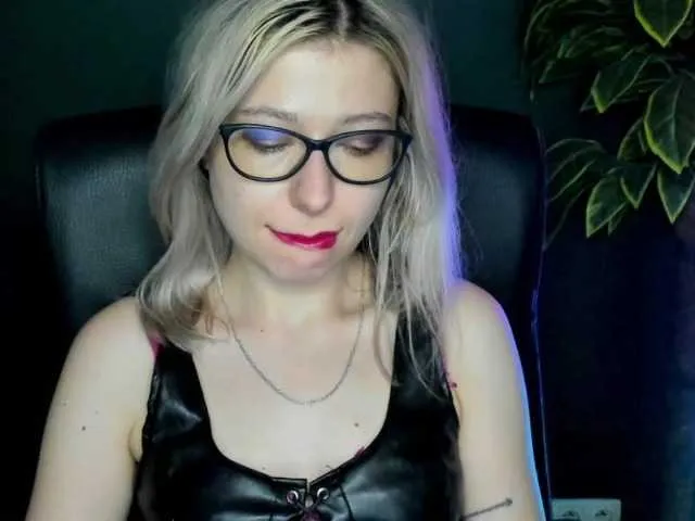 Live sex webcam photo for xxHeidiLove #291465862