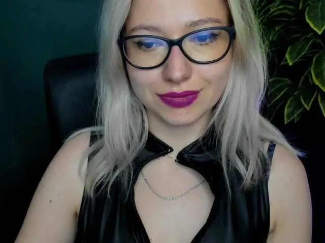 Live sex webcam photo for xxHeidiLove #291472974