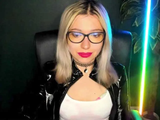 Live sex webcam photo for xxHeidiLove #291593188