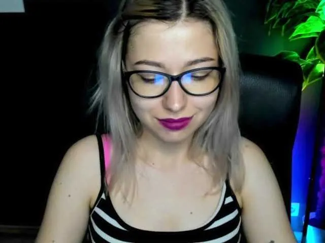 Live sex webcam photo for xxHeidiLove #291639501