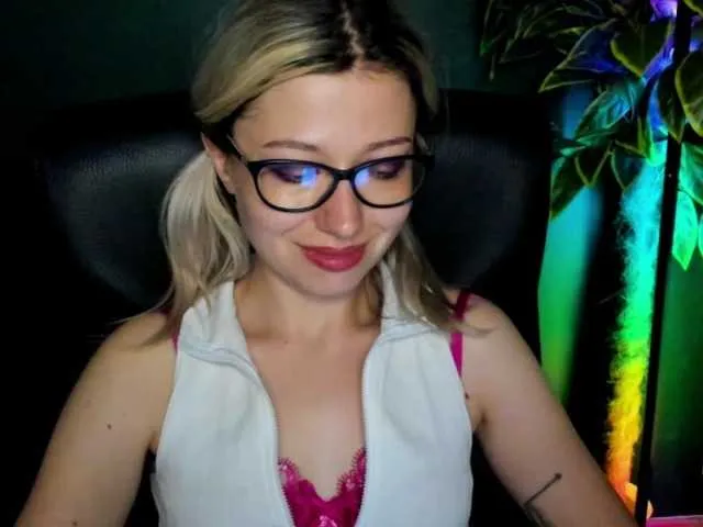 Live sex webcam photo for xxHeidiLove #291693201