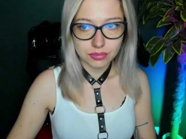 Live sex webcam photo for xxHeidiLove #291737844