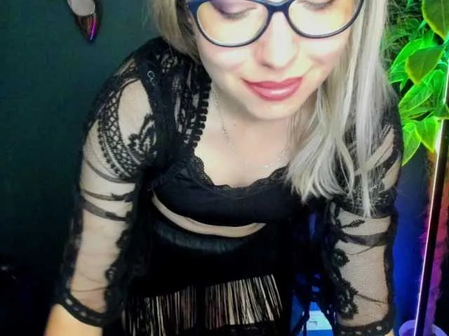 Live sex webcam photo for xxHeidiLove #291973451