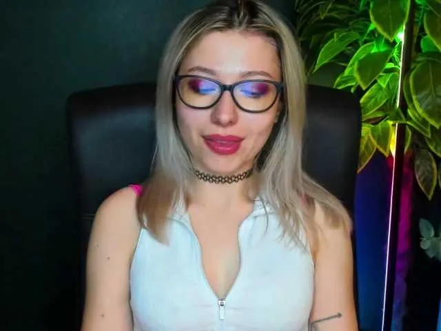 Live sex webcam photo for xxHeidiLove #292065176