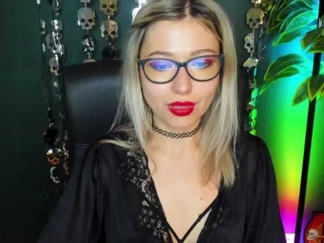 Live sex webcam photo for xxHeidiLove #292175648