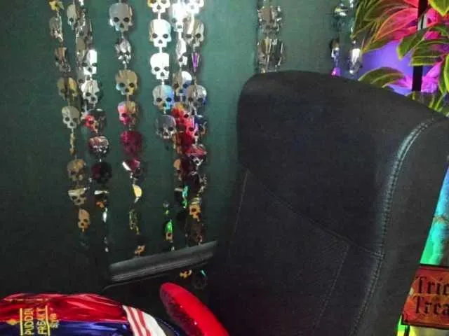 Live sex webcam photo for xxHeidiLove #292181241