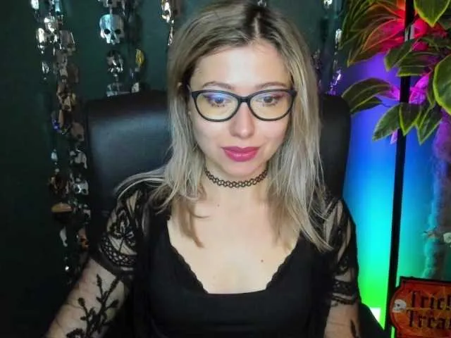 Live sex webcam photo for xxHeidiLove #292199197