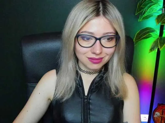 Live sex webcam photo for xxHeidiLove #292211759