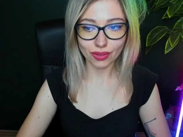 Live sex webcam photo for xxHeidiLove #292247251