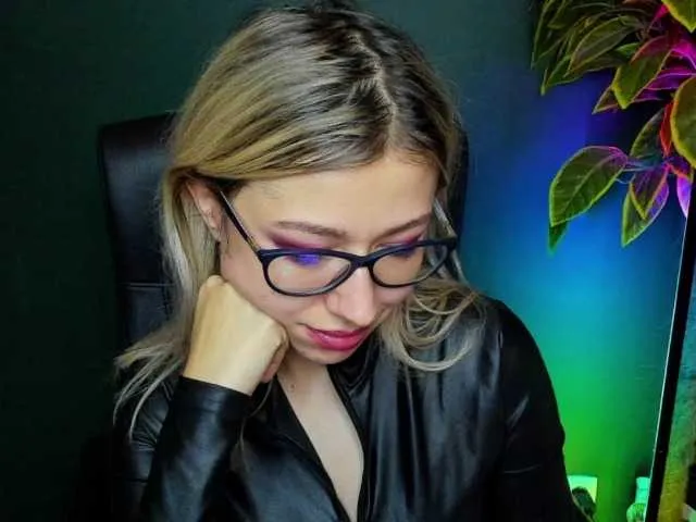 Live sex webcam photo for xxHeidiLove #292268133