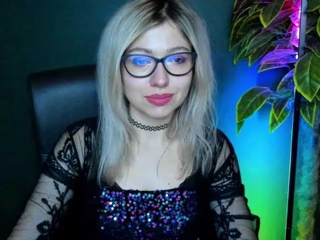 Live sex webcam photo for xxHeidiLove #292359599