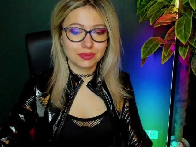 Live sex webcam photo for xxHeidiLove #292366801