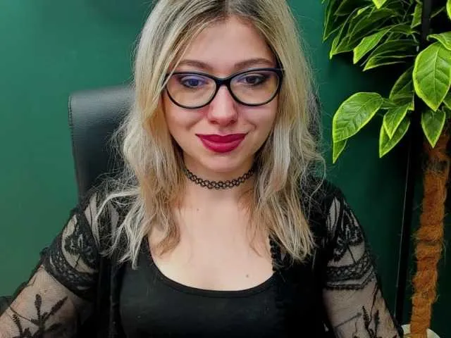 Live sex webcam photo for xxHeidiLove #292392683