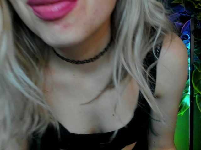 Live sex webcam photo for xxHeidiLove #292394120