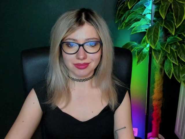 Live sex webcam photo for xxHeidiLove #292399622