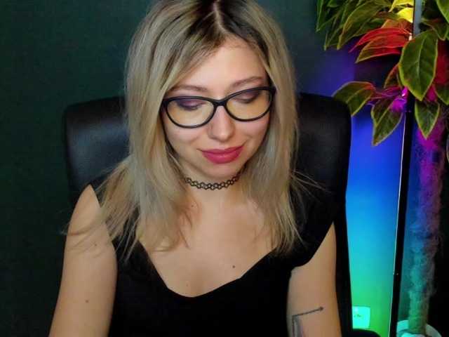 Live sex webcam photo for xxHeidiLove #292401259