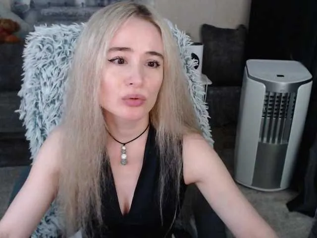 Live sex webcam photo for xyliganka777 #275908562