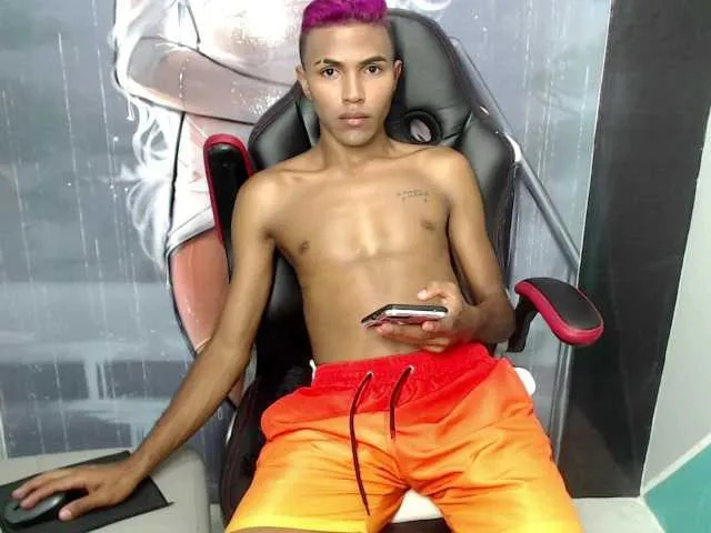 Live sex webcam photo for yeikolhot1 #275558308