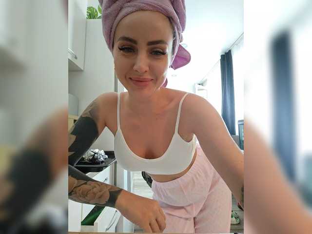 Live sex webcam photo for your-red-wine #291260975