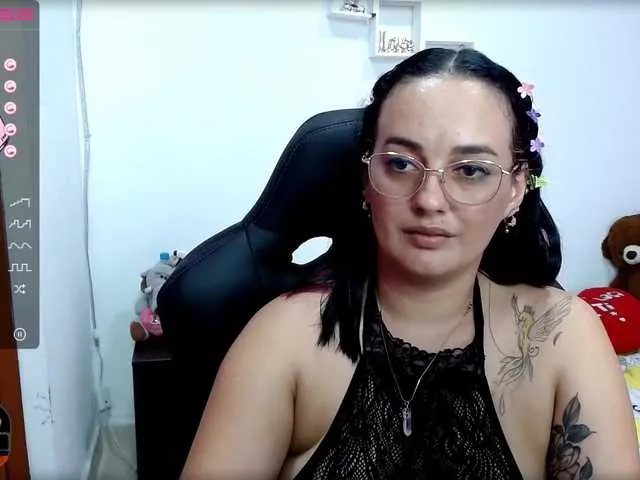 Live sex webcam photo for yunasaenz1 #273900304