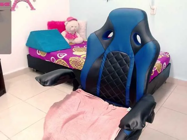 Live sex webcam photo for yunasaenz1 #274215837