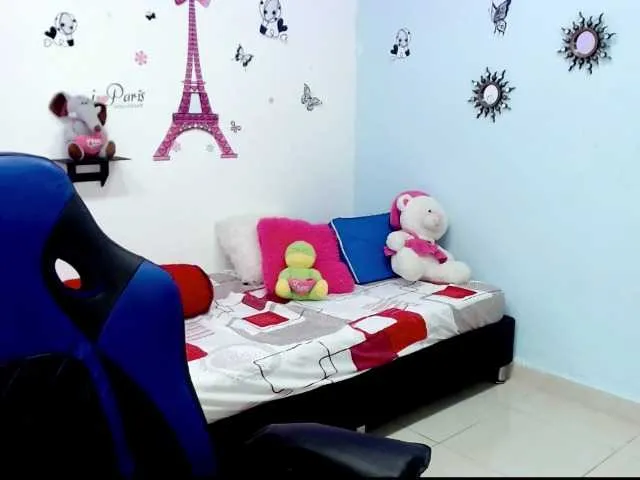 Live sex webcam photo for yunasaenz1 #274609578