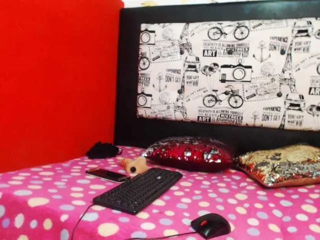 Live sex webcam photo for zafiro-rs1 #273533252