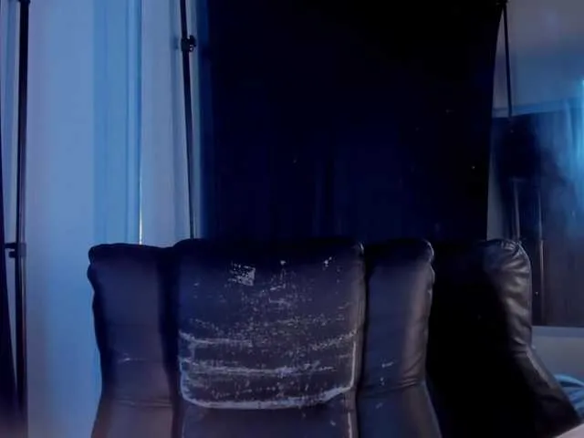 Live sex webcam photo for zoe-roux21 #291422908