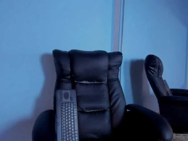 Live sex webcam photo for zoe-roux21 #291567759