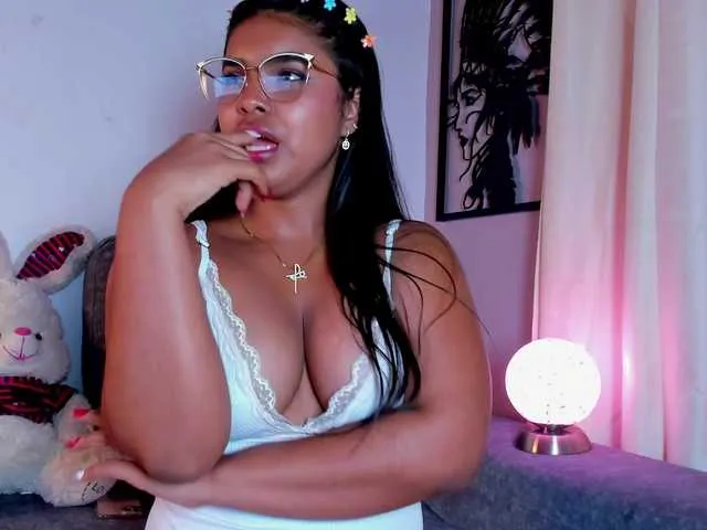 Live sex webcam photo for zoe-roux21 #291738226