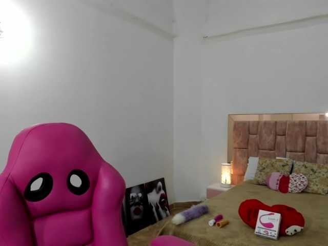 Live sex webcam photo for zoe-sweett #272950783