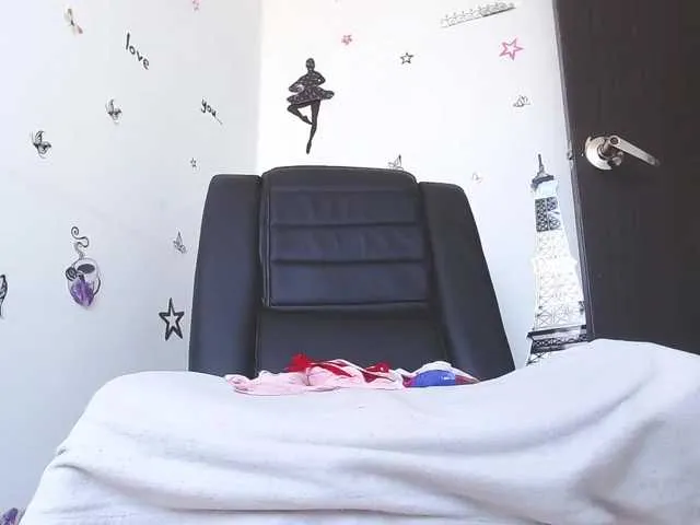 Live sex webcam photo for zoe8888 #271932752