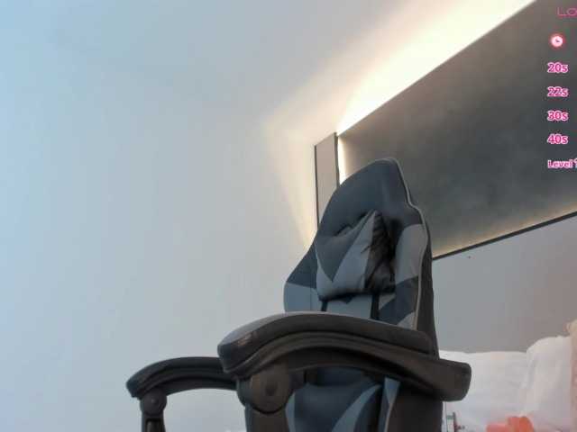 Live sex webcam photo for zoee-zi #292317969