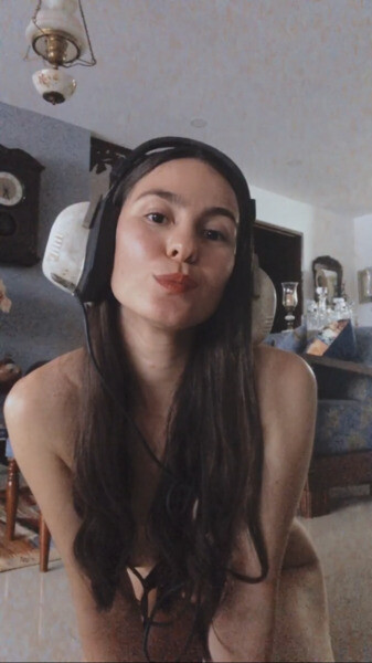 Live sex webcam photo for AliceMeyer #3429858