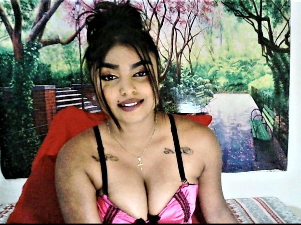 Live sex webcam photo for LustyRose18 #3396169