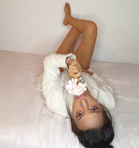 Live sex webcam photo for CarolineBasset #6080611