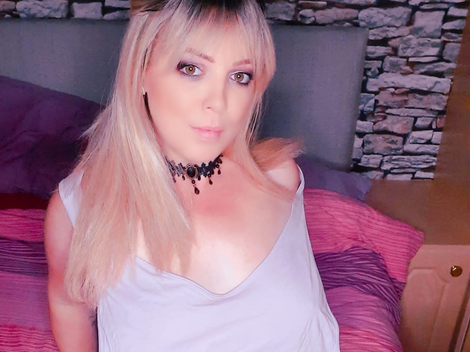 Live sex webcam photo for CurvyCourtneyUK #3903277