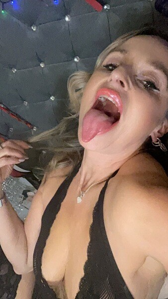 Live sex webcam photo for LongTongueMissX #3779686