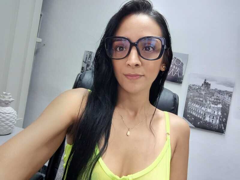 Live sex webcam photo for AriiagnaGrande18 #5560492