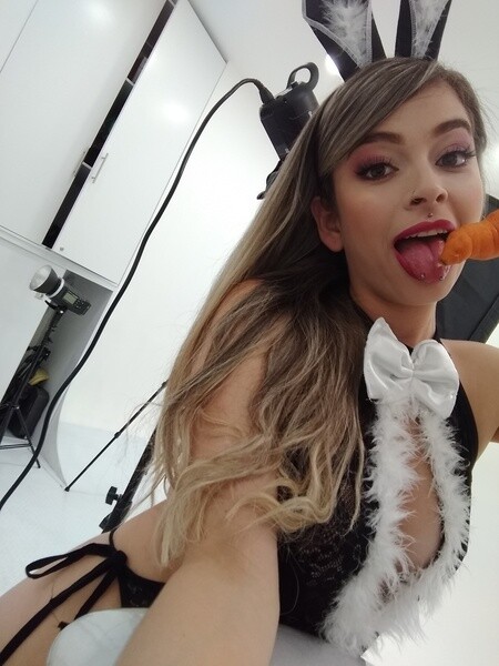 Live sex webcam photo for ChloeMackenziee #4190681