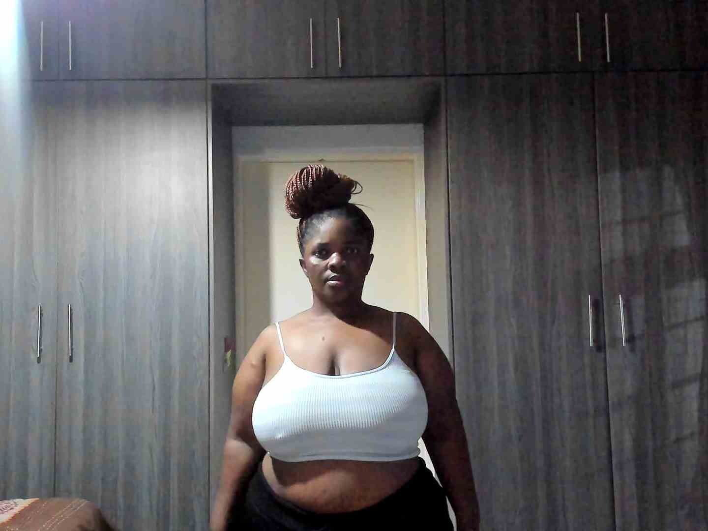 Live sex webcam photo for queenhips301 #5296507