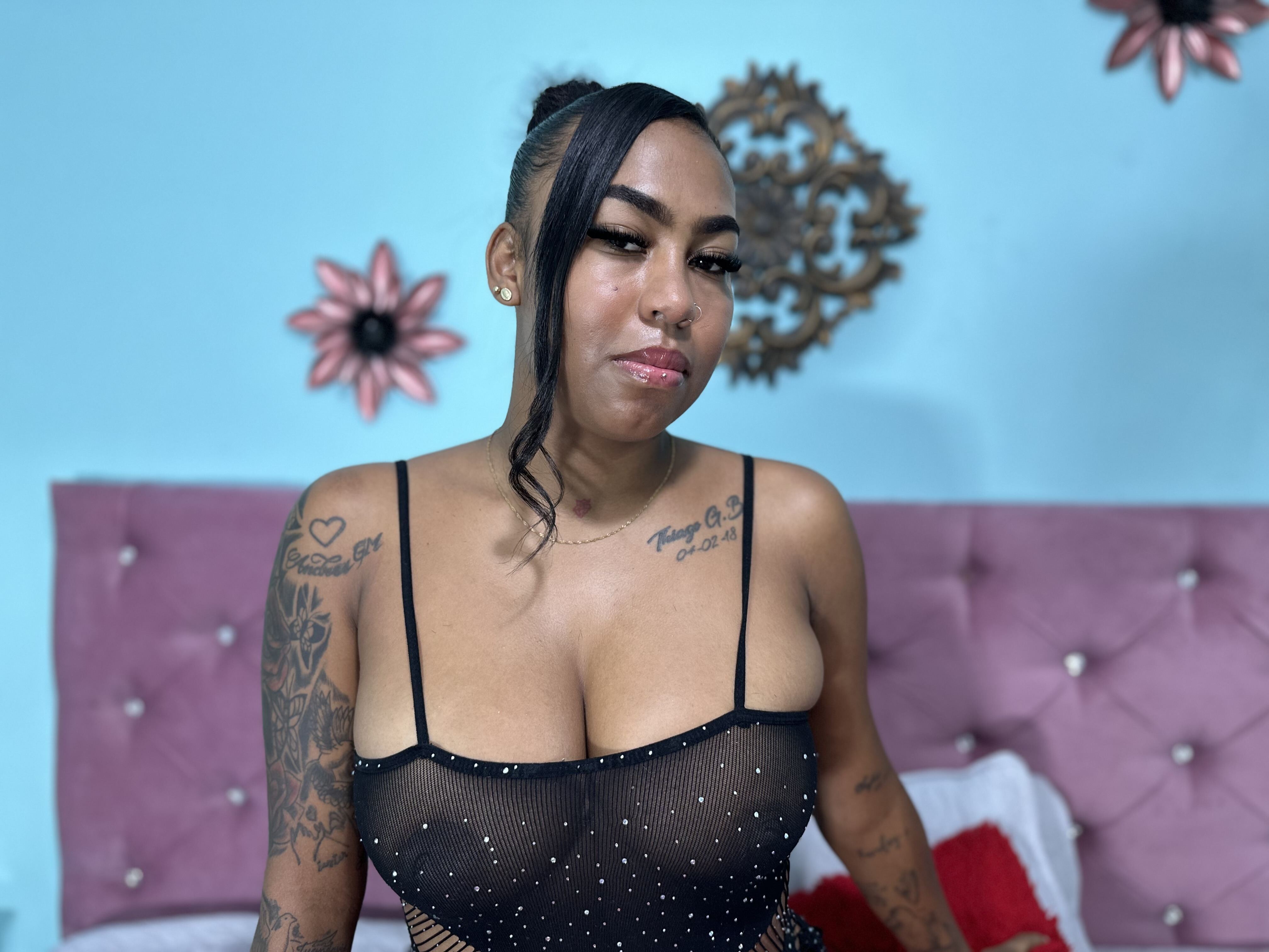 Live sex webcam photo for CamilaQuintanaa #5915715