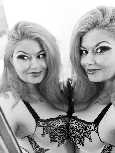 Live sex webcam photo for HellenMoon #1928496