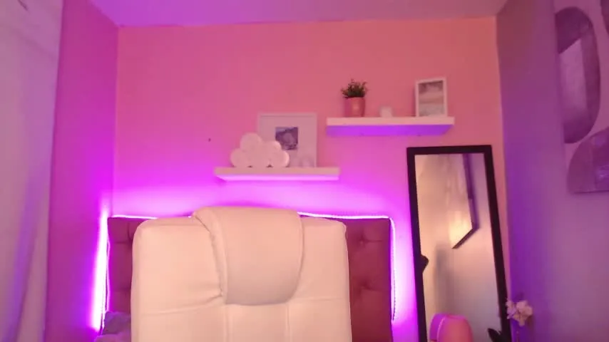 Live sex webcam photo for _coraliinee_