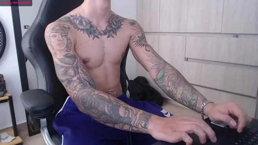 Live sex webcam photo for aron_ford
