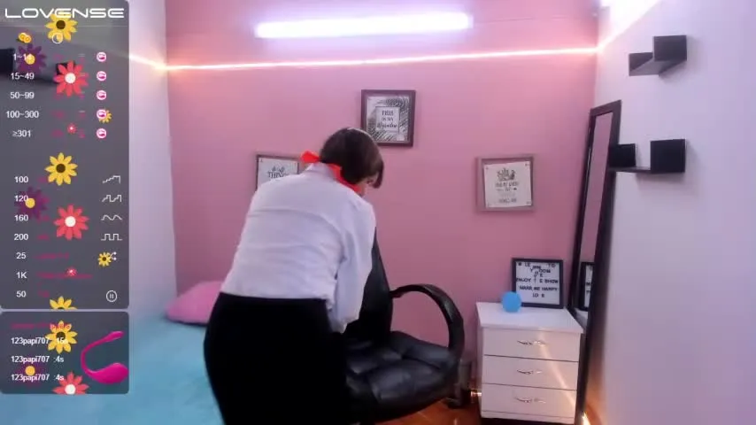 Live sex webcam photo for sarah_rouss_