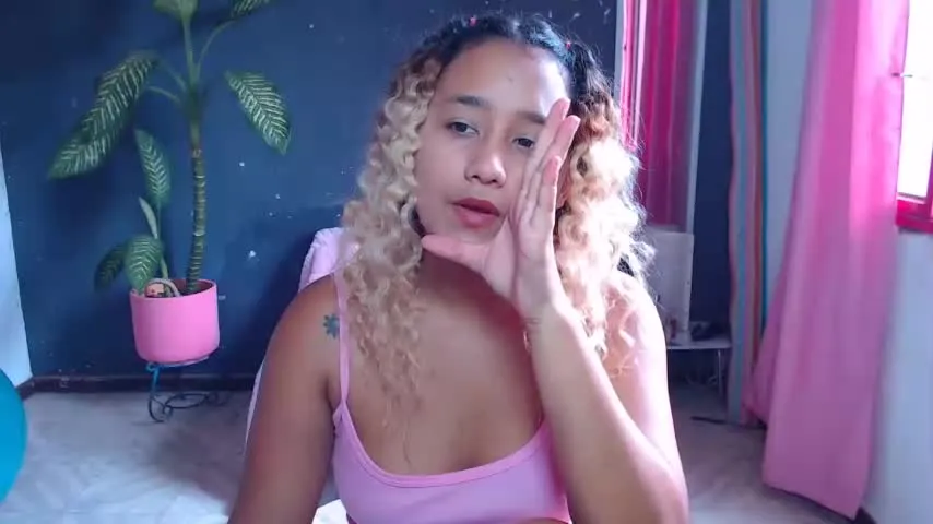 Live sex webcam photo for yummyqueenx